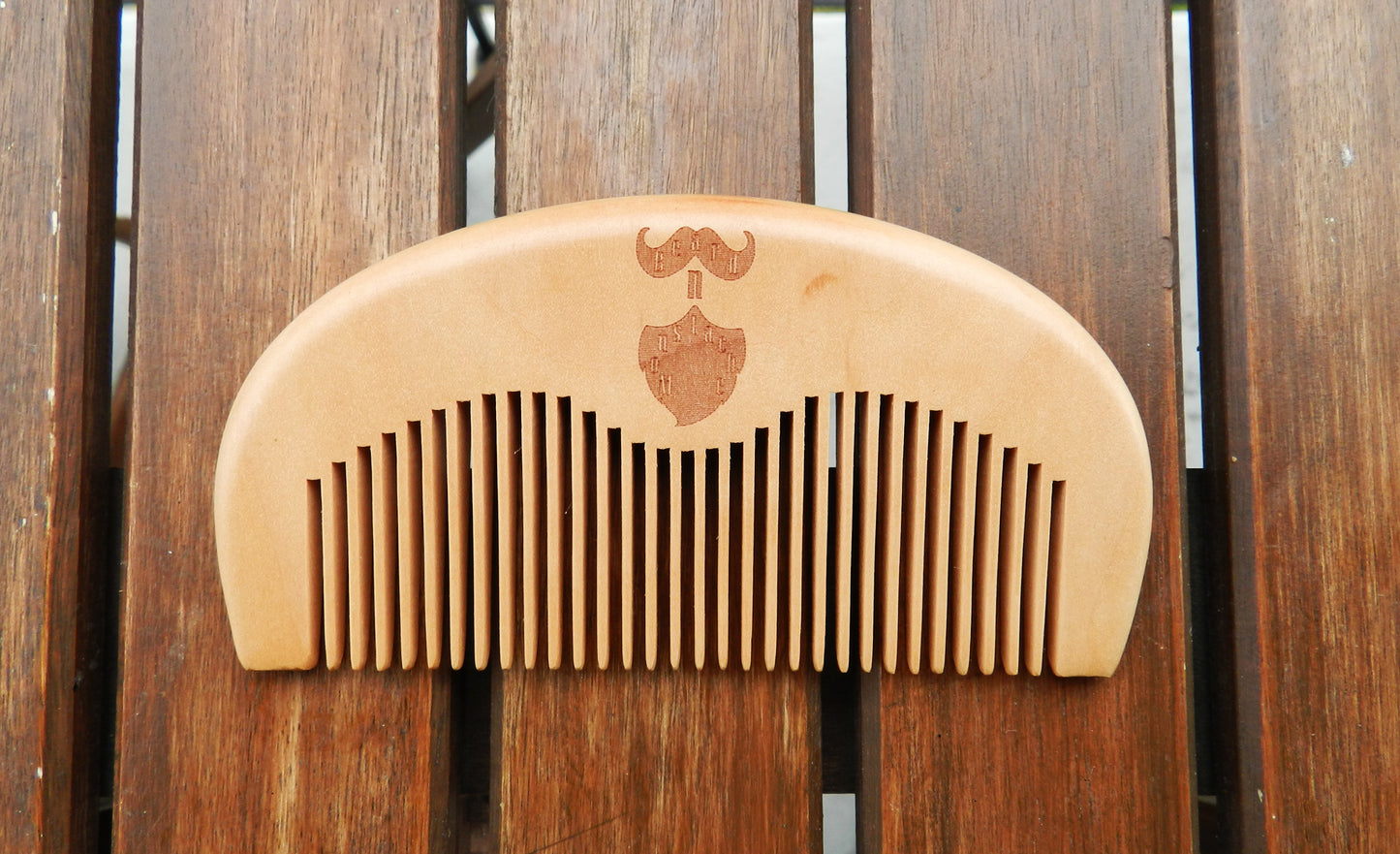 Peigne à barbe et moustache en bois de pêcher fabriqué à la main